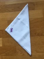 Serviette de table vintage en coton blanc brodé d_1 VACHE BÉARNAISE mauve 1 atelier-bearnais