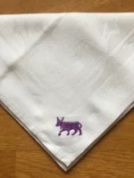 Serviette de table vintage en coton blanc brodé d_1 VACHE BÉARNAISE mauve 2 atelier-bearnais