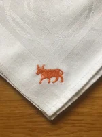 Serviette de table vintage en coton blanc brodé d_1 VACHE BÉARNAISE orange 2 atelier-bearnais