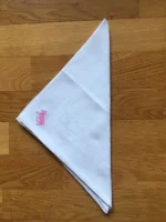 Serviette de table vintage en coton blanc brodé d_1 VACHE BÉARNAISE rose 1 atelier-bearnais