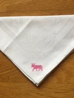 Serviette de table vintage en coton blanc brodé d_1 VACHE BÉARNAISE rose 2 atelier-bearnais
