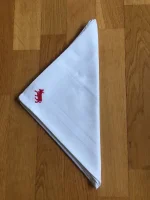 Serviette de table vintage en coton blanc brodé d_1 VACHE BÉARNAISE rouge 1 atelier-bearnais