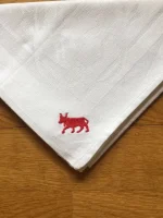Serviette de table vintage en coton blanc brodé d_1 VACHE BÉARNAISE rouge 2 atelier-bearnais