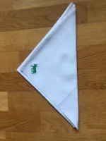 Serviette de table vintage en coton blanc brodé d_1 VACHE BÉARNAISE vert prairie 1 atelier-bearnais