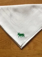 Serviette de table vintage en coton blanc brodé d_1 VACHE BÉARNAISE vert prairie 2 atelier-bearnais