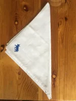 Serviette de table vintage en coton blanc brodée d_1 VACHE BÉARNAISE bleu roi 1 atelier-bearnais