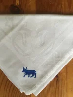 Serviette de table vintage en coton blanc brodée d_1 VACHE BÉARNAISE bleu roi 2 atelier-béarnais (1)