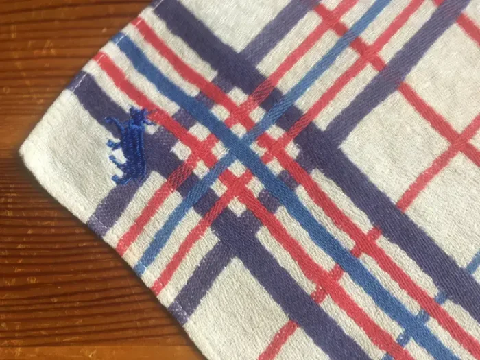 Serviette vintage pour l_apéritif brodée d_1 VACHE BEARNAISE bleu ciel 2 atelier-bearnais