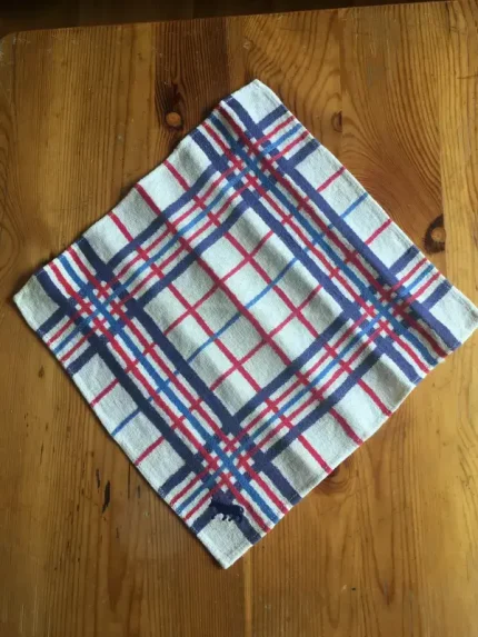 Serviette vintage pour l_apéritif brodée d_1 VACHE BEARNAISE bleu marine 1 atelier-bearnais