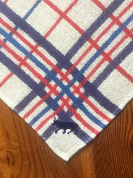 Serviette vintage pour l_apéritif brodée d_1 VACHE BEARNAISE bleu marine 2 atelier-bearnais