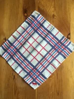 Serviette vintage pour l_apéritif brodée d_1 VACHE BEARNAISE rouge 1 atelier-bearnais