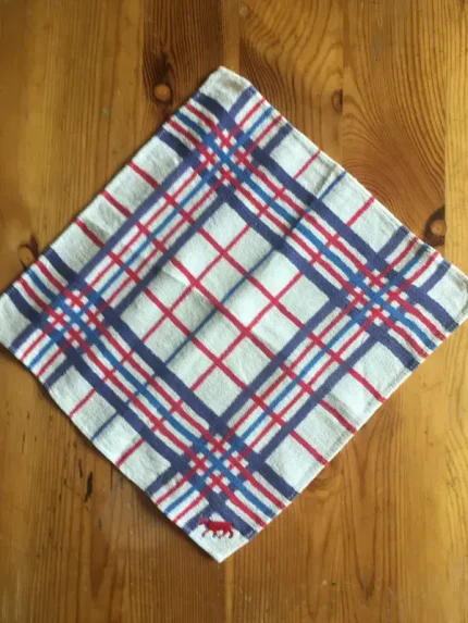 Serviette vintage pour l_apéritif brodée d_1 VACHE BEARNAISE rouge 1 atelier-bearnais