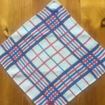 Serviette vintage pour l_apéritif brodée de 2 VACHES BEARNAISES 1 rouge 1 bleu ciel