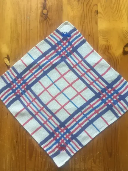 Serviette vintage pour l_apéritif brodée de 2 VACHES BEARNAISES 1 rouge 1 bleu ciel