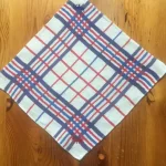 Serviette vintage pour l_apéritif brodée de 2 VACHES BEARNAISES 1 rouge 1 bleu marine atelier-bearnais