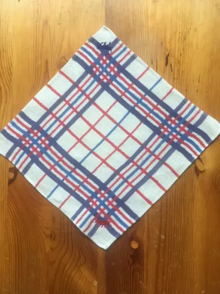 Serviette vintage pour l_apéritif brodée de 2 VACHES BEARNAISES 1 rouge 1 bleu marine atelier-bearnais