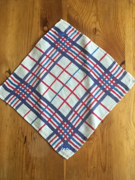 Serviette vintage pour l_apéritif brodée de 2 VACHES BEARNAISES bleu ciel atelier-bearnais
