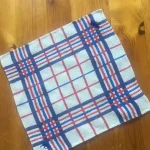 Serviette vintage pour l_apéritif brodée de 2 VACHES BEARNAISES bleu ciel et bleu marine atelier-bearnais