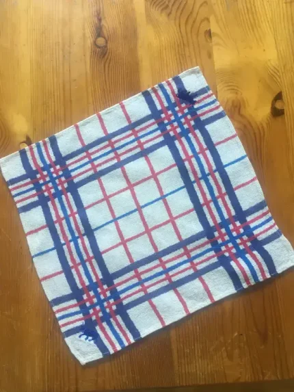 Serviette vintage pour l_apéritif brodée de 2 VACHES BEARNAISES bleu ciel et bleu marine atelier-bearnais