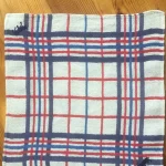 Serviette vintage pour l_apéritif brodée de 2 VACHES BEARNAISES bleu marine atelier-bearnais