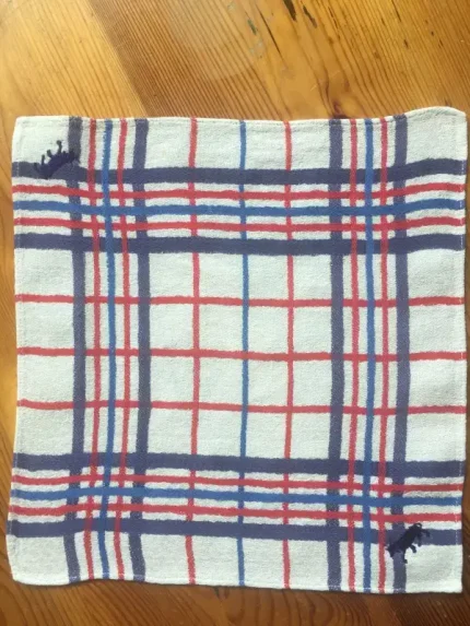 Serviette vintage pour l_apéritif brodée de 2 VACHES BEARNAISES bleu marine atelier-bearnais