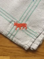 Serviette de table vintage en coton sable brodée d'1 VACHE BEARNAISE moyen rouge 2 atelier-bearnais