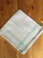 Serviette de table vintage en coton sable brodée d_1 VACHE BÉARNAISE vert pomme 1 atelier-bearnais