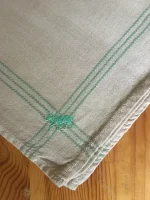 Serviette de table vintage en coton sable brodée d_1 VACHE BÉARNAISE vert pomme 2 atelier-bearnais